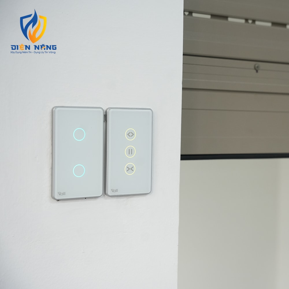 Công tắc cảm ứng cửa cuốn chữ nhật thông minh wifi - anh 2
